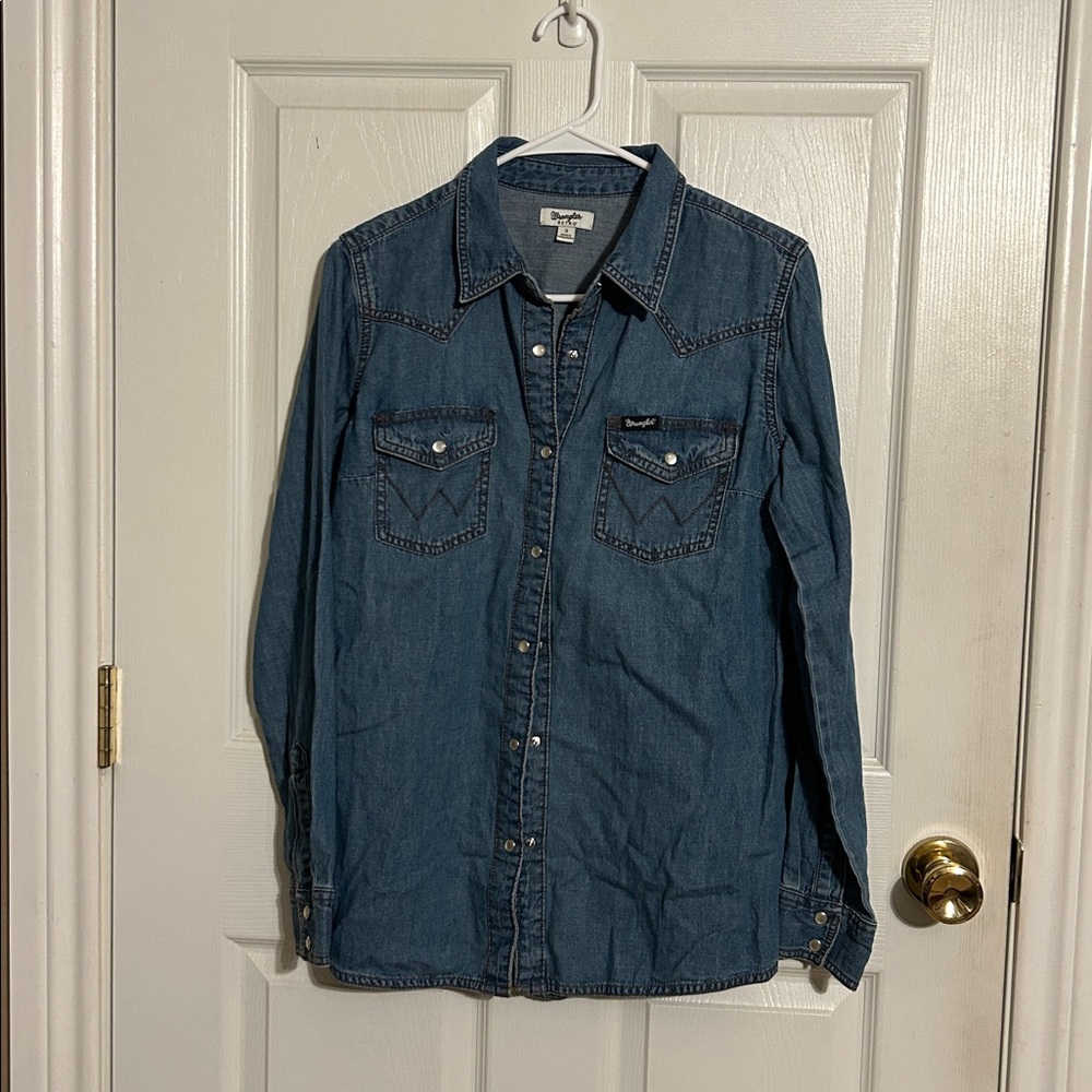Wrangler retro chambray long sleeve button down pearl snaps